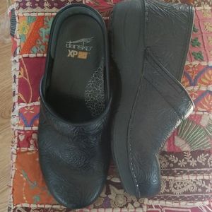 Dankso printed leather slip resistant clogs